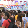 Gente disfrutando del mercado árabe durante la fiesta de la Almossassa