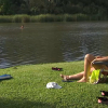 Mujer tomando el sol y refrescándose en la playa fluvial de Medellín