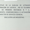 Cartel que anuncia la suspensión de un juicio por la huelga