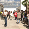 Vecinos de Alcazaba concentrados frente al colegio de la pedanía