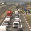 Grupo de agricultores cortando la EX-A1