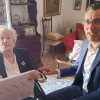 María Antonia recibe el diploma de centenaria que le ha concedido Telefónica