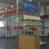Interior del Banco de Alimentos de Badajoz con estanterías vacías