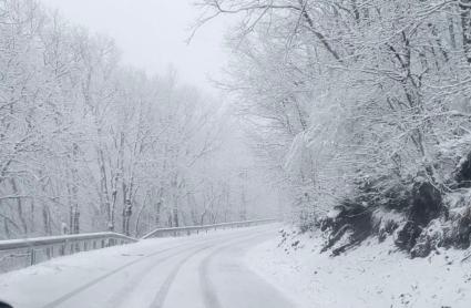 Carretera con nieve en la provincia de Cáceres