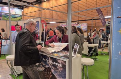 Extremadura se promociona como destino de naturaleza en la principal feria de senderismo de Francia