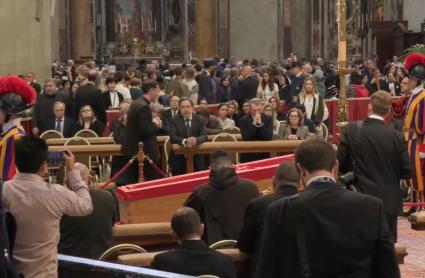 Imagen de la capilla ardiente del papa Francisco en la Basílica de San Pedro