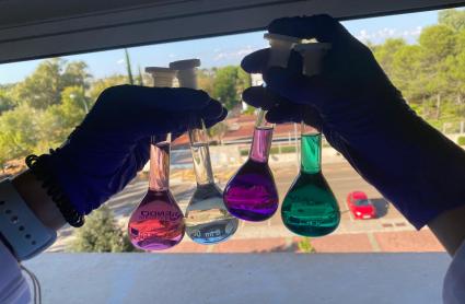 Matraces con diferentes disoluciones creadas en un laboratorio.