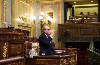 El Defensor del Pueblo, Ángel Gabilondo, interviene durante una sesión plenaria en el Congreso de los Diputados