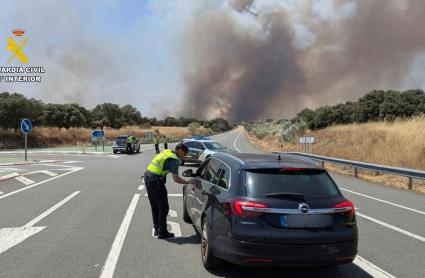 El incendio en Plasenzuela (Cáceres) provoca el corte total de la A-58 y de la N-521
