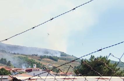 Cortadas dos carreteras en Las Hurdes por el incendio forestal de Caminomorisco