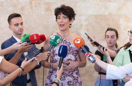 Elma Saiz afea la "insumisión" de las CCAA del PP ante la acogida de menores migrantes y les pide que "cumplan la ley"
