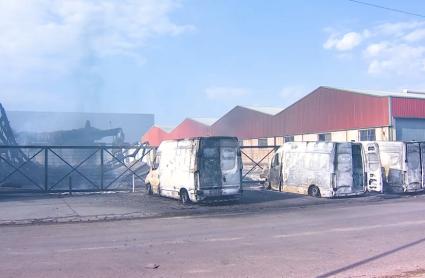Dos semanas después el fuego en dos naves de Mérida aún no ha sido completamente extinguido