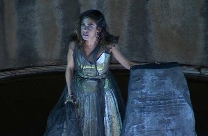 Electra (María León) clama vengar la muerte de su padre Agamenón (Patxi Freytez)
