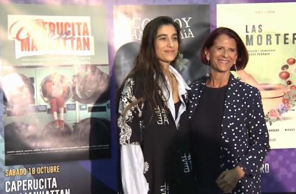 Carolina Yuste junto al cartel de la obra "Caperucita en Manhattan"