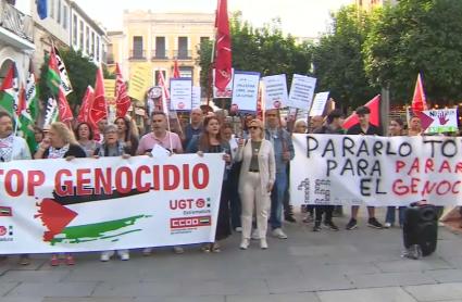 Concentración en Mérida organizada por UGT y CCOO para pedir una paz duradera en Gaza