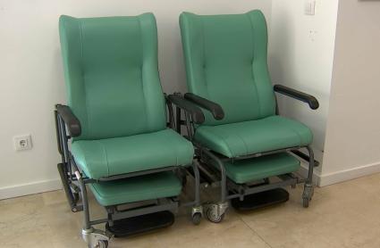 Sillones verdes dentro de una estancia de un hospital extremeño