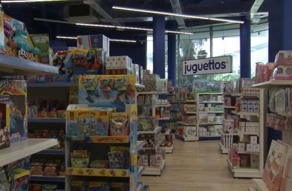 Estanterías de juguetes en una tienda