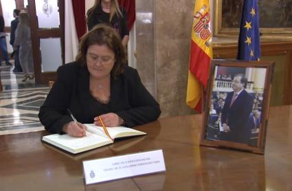Libro de condolencias en memoria de Guillermo Fernández Vara en el Senado
