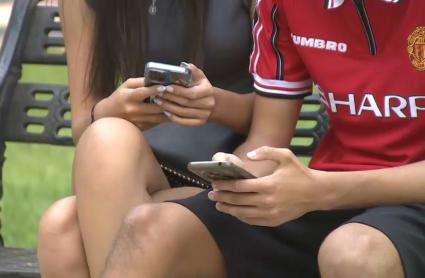 Adolescentes utilizando teléfonos móviles