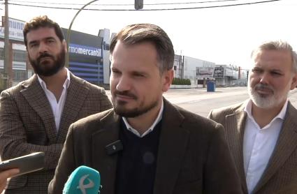 Abel Bautista, secretario general del Partido Popular en Extremadura, durante su visita a Plasencia, en la avenida Martín Palomino.
