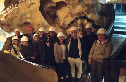 La directora general de Bibliotecas, Archivos y Patrimonio Cultural la Junta de Extremadura, acompañada de un equipo técnico, en la cueva de Escoural, en Portugal