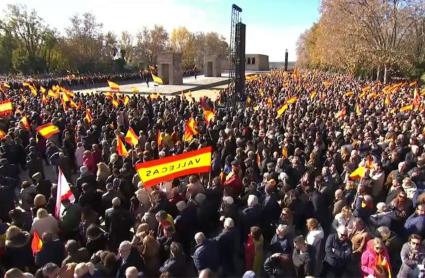 Miles de españoles se reúnen en la concentración junto al Templo de Debod, en Madrid.