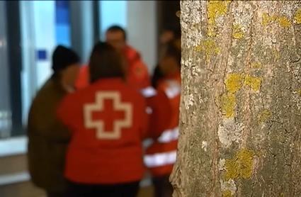 Trabajadores de Cruz Roja atendiendo en la calle a una persona durante épocas de mucho frío