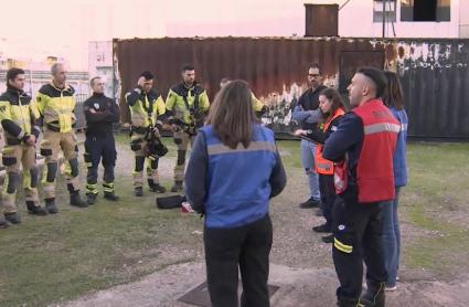 Bomberos del Ayuntamiento de Badajoz reciben un curso sobre psicología para actuar en situaciones con personas con conductas suicidas