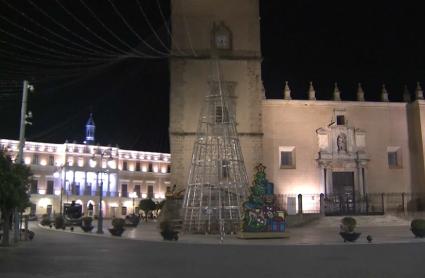 Árbol navideño instalado en la Plaza de España de Badajoz, preparado para el encendido de la Navidad