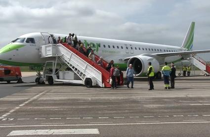 Pasajeros saliendo de un avión de Binter