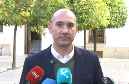 José Ángel Sánchez Juliá, portavoz del PP de Extremadura, atendiendo a los medios de comunicación