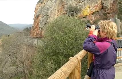 Mujer observando desde un mirador en Extremadura