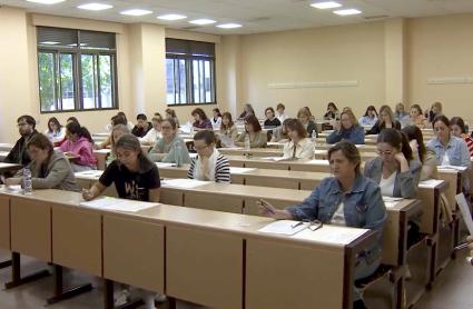 Varios opositores preparados para realizar una prueba por escrito