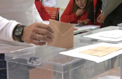 Extremeños votando en las elecciones autonómicas del año 2023