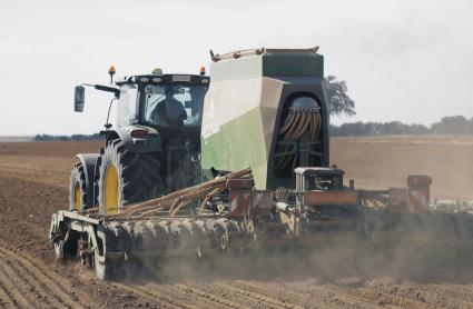 Máquina agrícola trabajando en el campo