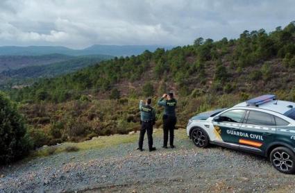 Agentes de la Guardia Civil observando una finca