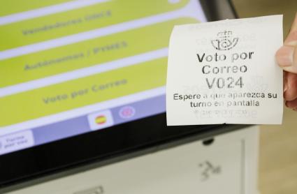Ticket de un turno en una oficina de correos para solicitar el voto