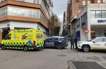 Cordón policial en la Diputación de Badajoz, tras ser desalojado al recibir un paquete sospechoso