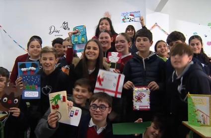 Alumnos de Guareña posan con sus tarjetas personalizadas, que se las han entregado unos a otros