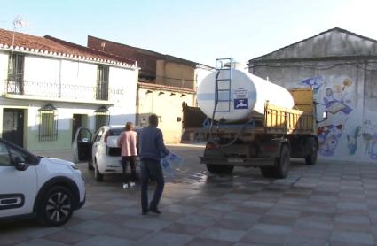 Vecinos de Carcaboso acuden a un camión cisterna para conseguir suministro de agua