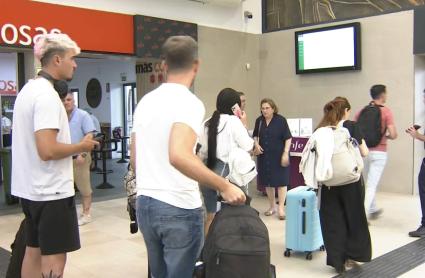 Jóvenes extremeños esperando para subir a un transporte público de la región
