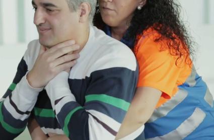 Simulación de una persona atragantándose y recibiendo la maniobra de Heimlich.