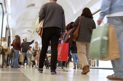 Extremeños comprando durante el fin de semana