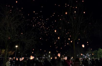 Multitud de farolillos iluminan el cielo de Badajoz en la Noche de los Deseos