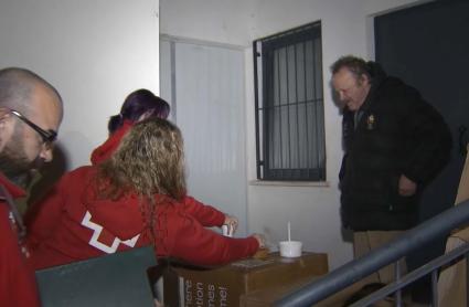 Voluntarios de Cruz Roja atienden a personas que duermen en la calle en Cáceres, durante las épocas de más frío