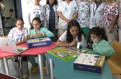 Alumnos con robótica educativa en el Hospital