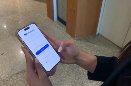 Una persona utilizando un dispositivo móvil para acceder a una herramienta de inteligencia artificial