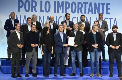 El presidente del Partido Popular, Alberto Núñez Feijóo junto a presidentes autonómicos del Partido Popular, entre ellos la extremeña María Guardiola, durante la clausura del acto de presentación de la 'Declaración de Zaragoza'