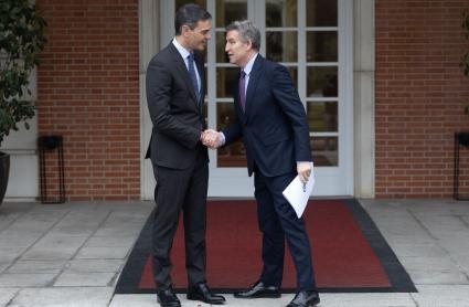 El presidente del Gobierno, Pedro Sánchez, recibe al presidente del Partido Popular, Alberto Núñez Feijóo en el Palacio de la Moncloa, a 13 de marzo de 2025