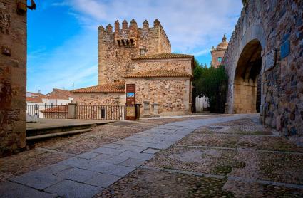 Imagen de la Torre de Bujaco y el Arco de la Estrella en Cáceres